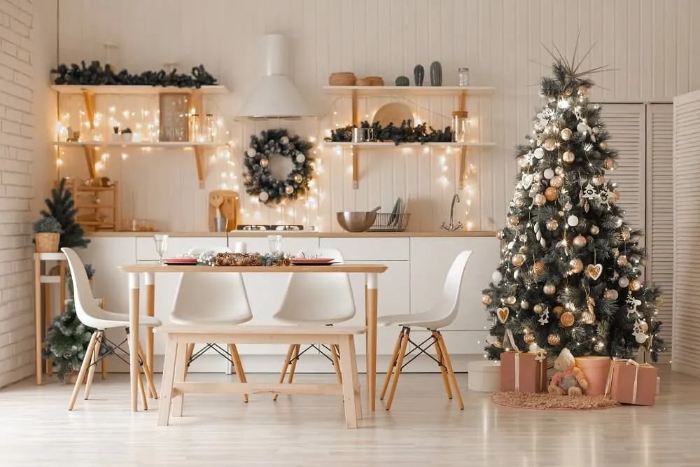 „Sad Beige Christmas“: kedy minimalistický stromček prestane pôsobiť sviatočne