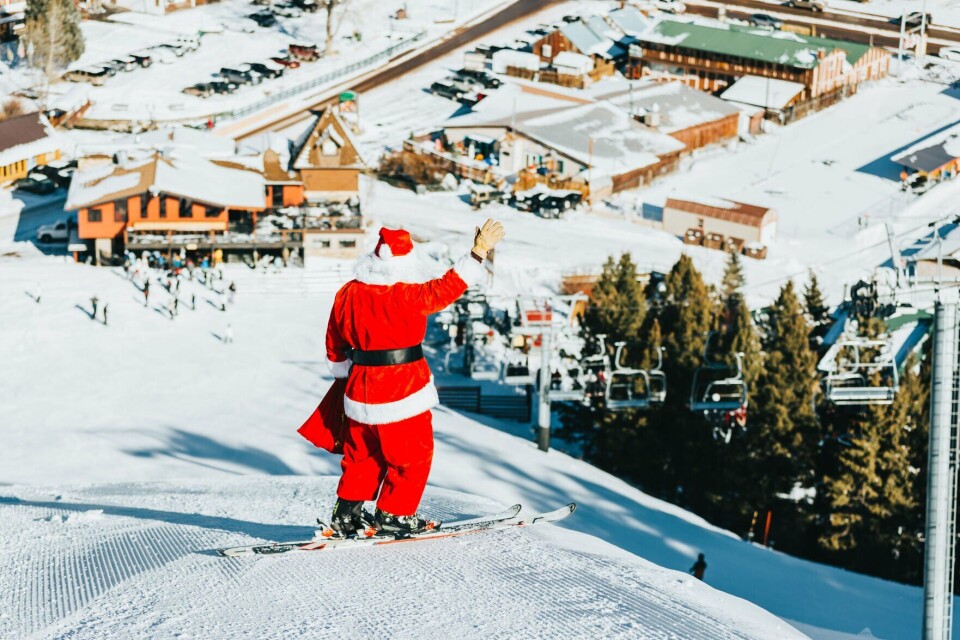 Vianoce na lyžovačke vs. domáci pokoj: Ako si priniesť čaro zasneženej horskej chaty priamo do obývačky 🎄