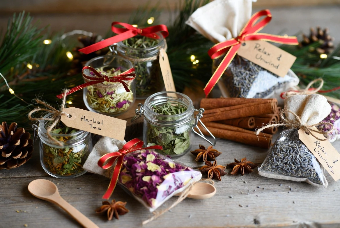 Koreniny Vianoc: Prečo nám škorica, klinčeky a vanilka voňajú ako sviatky? 🎄✨