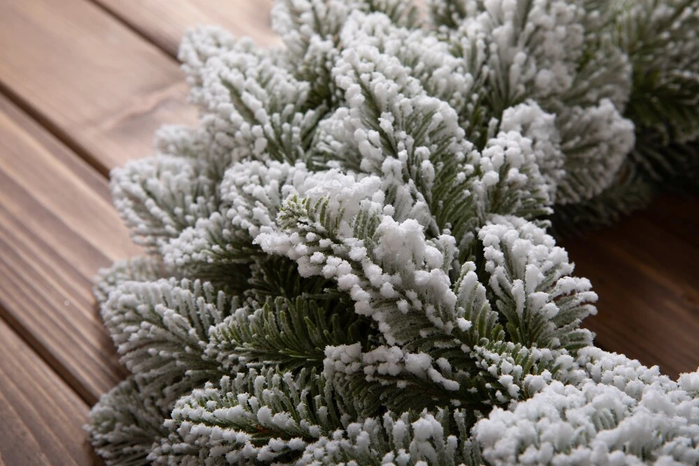 Vianočný veniec biely 40 cm – Zasnežený adventný veniec na dvere