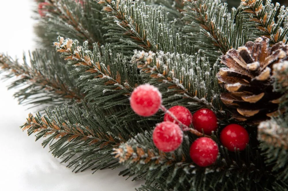 Vianočný veniec smrek zdobený a omrznutý 40 cm – Dekoračný adventný veniec so šiškami a bobuľami ilexu