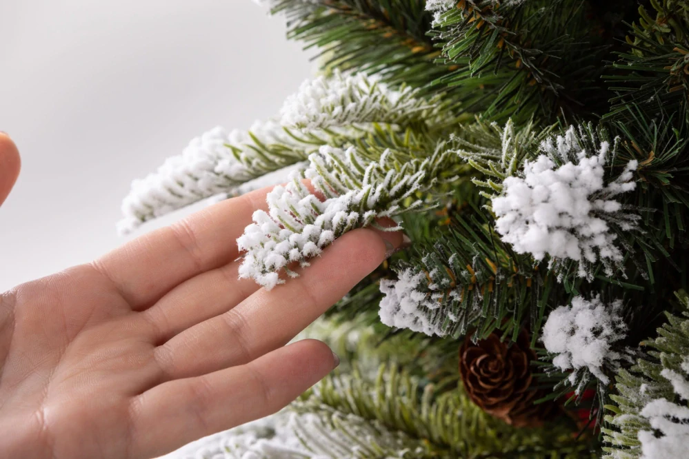 Vianočný stromček Jedľa horská zamrznutá so šiškami a ilexom 220 cm 