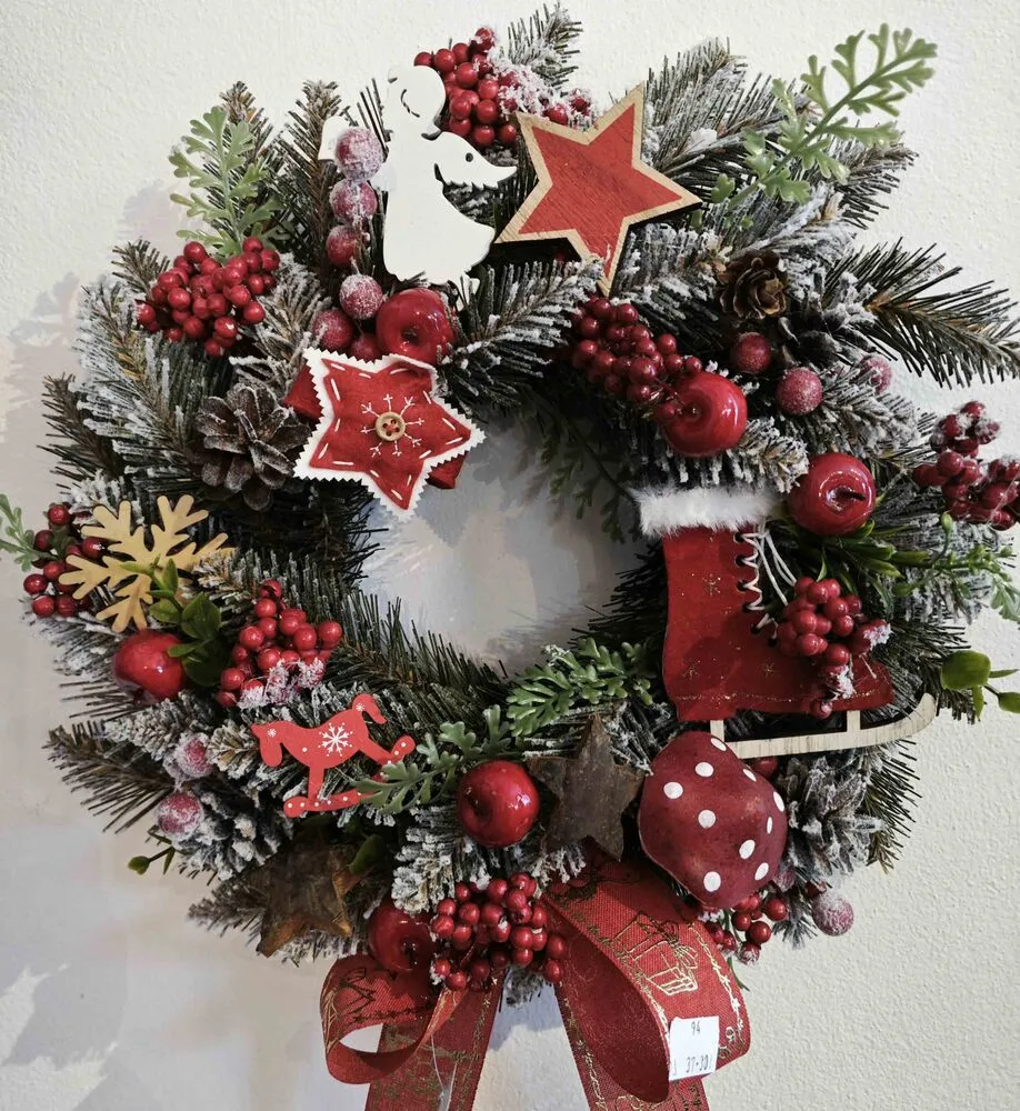 Vianočný veniec smrek zdobený a omrznutý 40 cm – Dekoračný adventný veniec so šiškami a bobuľami ilexu