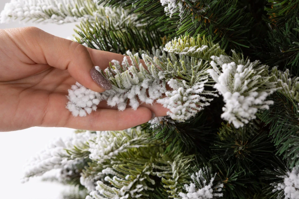 Vianočný stromček Jedľa horská zamrznutá so šiškami a ilexom 220 cm 