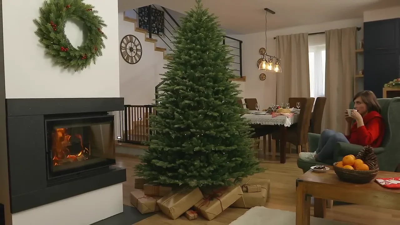 Naaranžovaný umelý vianočný 3D stromček v obývačke